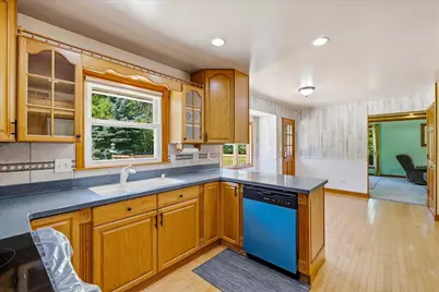 1582  Edgewater Ct, Grafton, WI 53024 - Photo 4