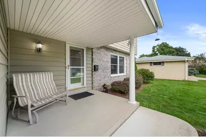 1324 W Paradise Ct, Glendale, WI 53209 - Photo 4