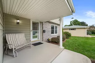 1324 W Paradise Ct, Glendale, WI 53209 - Photo 4