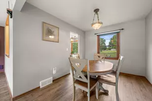 1324 W Paradise Ct, Glendale, WI 53209 - Photo 10