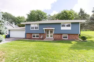 713 Oxford Dr, Hartland, WI 53029 - Photo 2