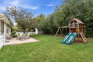 622 Hickory Hollow Rd, Racine, WI 53185 - Photo 6