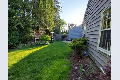 1027 W Shaker Cir, Mequon, WI 53092 - Photo 20