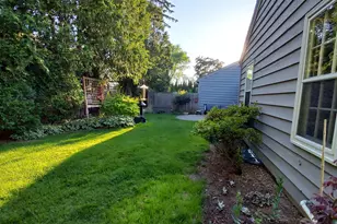 1027 W Shaker Cir, Mequon, WI 53092 - Photo 20