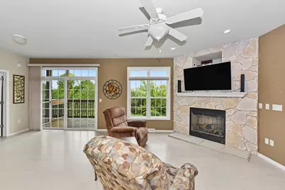 9227 S 54th St, Franklin, WI 53132 - Photo 8