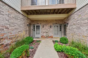 9227 S 54th St, Franklin, WI 53132 - Photo 2
