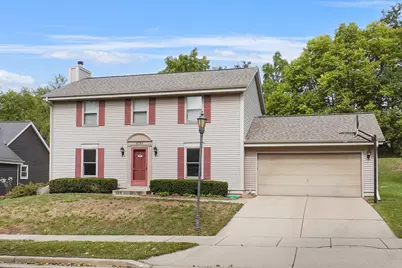 2724  Oakcrest Dr, Waukesha, WI 53188 - Photo 2