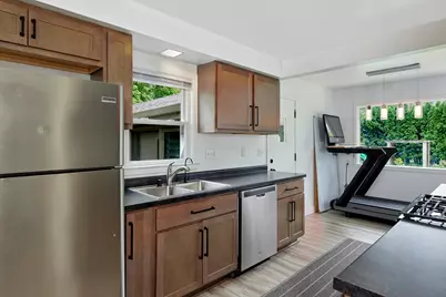 825  Circle Dr, Elm Grove, WI 53122 - Photo 12
