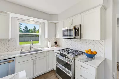 4645 W Sherwood Dr, Franklin, WI 53132 - Photo 6