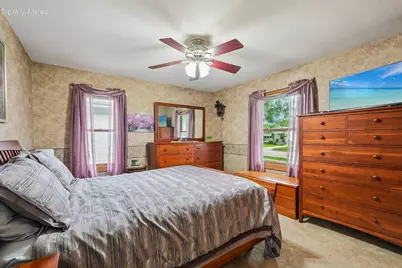 915 S 91st St, West Allis, WI 53214 - Photo 16