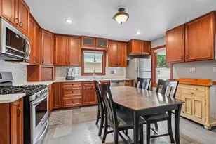 915 S 91st St, West Allis, WI 53214 - Photo 2