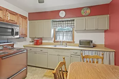 2735  Fox Grove Dr, Racine, WI 53185 - Photo 10