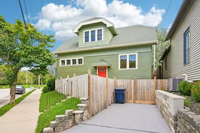 1952 N Warren Ave, Milwaukee, WI 53202 - Photo 4