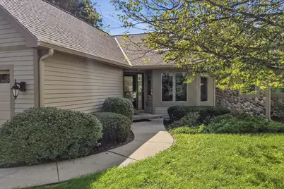 315  Oak Ridge Dr, Hartland, WI 53029 - Photo 2