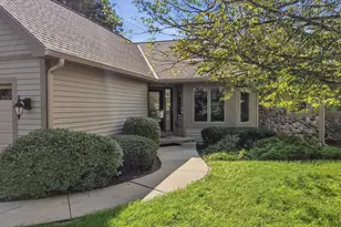 315 Oak Ridge Dr, Hartland, WI 53029 - Photo 2