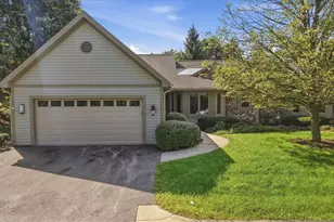315 Oak Ridge Dr, Hartland, WI 53029 - Photo 1