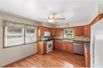 314  Sunset Dr, Pewaukee, WI 53072 - Photo 4
