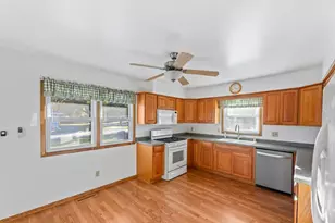 314 Sunset Dr, Pewaukee, WI 53072 - Photo 4