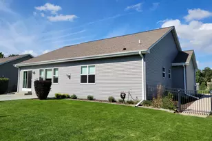 909 Meadowgate Dr, Racine, WI 53185 - Photo 28