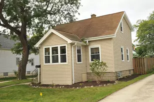 1955 S 91st St, West Allis, WI 53227 - Photo 2