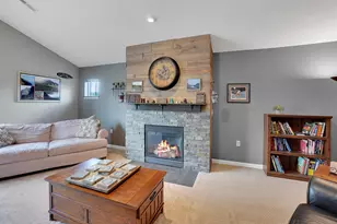 586 Grandview Ct, Pewaukee, WI 53072 - Photo 4