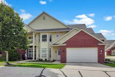 586  Grandview Ct #B, Pewaukee, WI 53072 - Photo 1