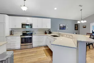 586 Grandview Ct, Pewaukee, WI 53072 - Photo 8