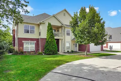 586  Grandview Ct #B, Pewaukee, WI 53072 - Photo 2