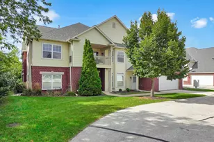 586 Grandview Ct, Pewaukee, WI 53072 - Photo 2