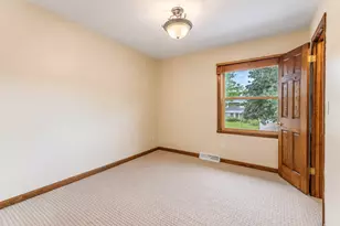6634 Riverdale Ln, Greendale, WI 53129 - Photo 8
