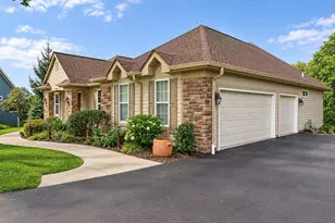 211 Kummrow Ct, Wales, WI 53183 - Photo 6