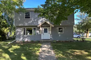 725 S Silverbrook Dr, West Bend, WI 53095 - Photo 1