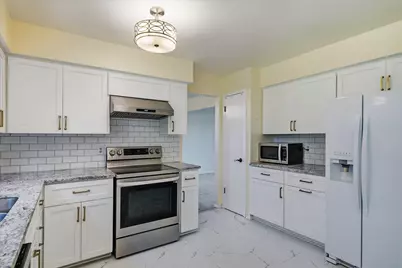 11145 N Riverland Ct, Mequon, WI 53092 - Photo 4