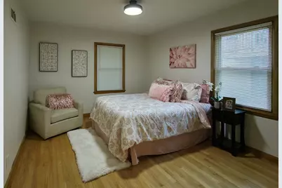 2170 S 80th St, West Allis, WI 53219 - Photo 6