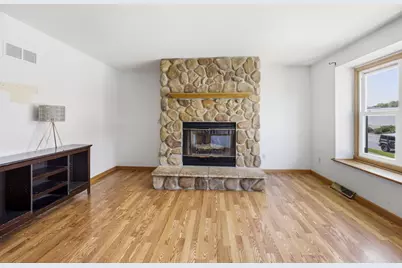 1336 S 92nd St, West Allis, WI 53214 - Photo 4