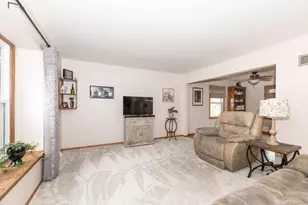 8046 W Imperial Dr, Franklin, WI 53132 - Photo 4