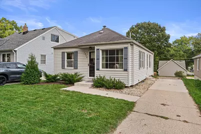 1908 N 118th St, Wauwatosa, WI 53226 - Photo 2