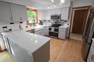 3985 S Stonewood Rd, New Berlin, WI 53151 - Photo 8