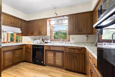 5830  Lakeview Dr, Greendale, WI 53219 - Photo 18