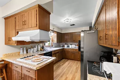 5830  Lakeview Dr, Greendale, WI 53219 - Photo 16