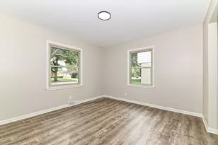 2225 N 103rd St, Wauwatosa, WI 53226 - Photo 8