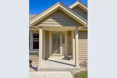 N21W24303 E Parkway Meadow Cir #B, Pewaukee, WI 53072 - Photo 2