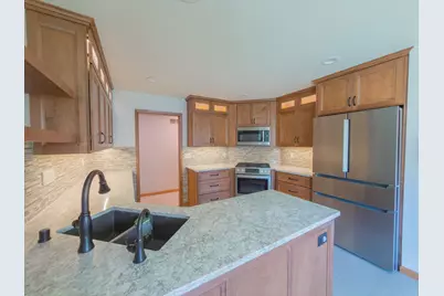 N21W24303 E Parkway Meadow Cir #B, Pewaukee, WI 53072 - Photo 10