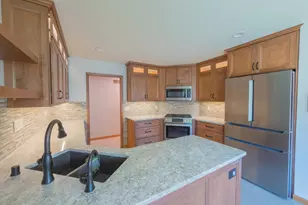 N21W24303 E Parkway Meadow Circle, Pewaukee, WI 53072 - Photo 10