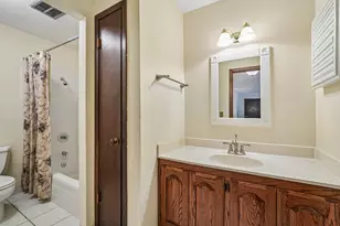8560 W Waterford Ave, Greenfield, WI 53228 - Photo 14