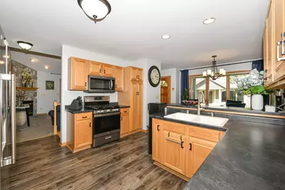 N24W24045  Brandon Oaks Dr #B, Pewaukee, WI 53072 - Photo 4