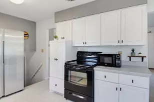 10929 W Harvard Ln, Wauwatosa, WI 53226 - Photo 12