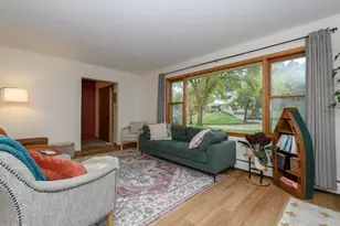 606 Lee Ct, Waukesha, WI 53186 - Photo 2