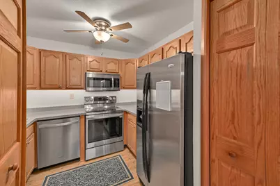 6100 W Stonehedge Dr #347, Greenfield, WI 53220 - Photo 8