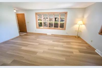 3262 S Whitnall Ave, Milwaukee, WI 53207 - Photo 4